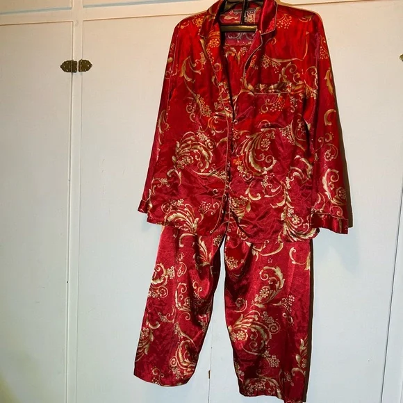 Morgan Taylor Red Satin Pajama Set with Gold Paisley Motif - Picture 2 of 11
